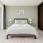 Modern 1-Bed Flat - Icon Tower - New Build In One West Point